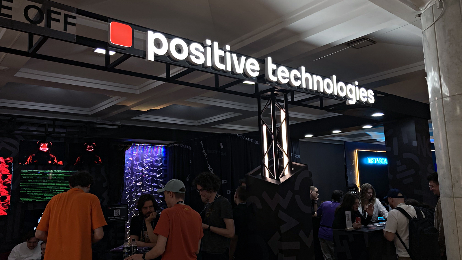 Киберпанк-стенд Positive Technologies Киберпанк-стенд Positive Technologies