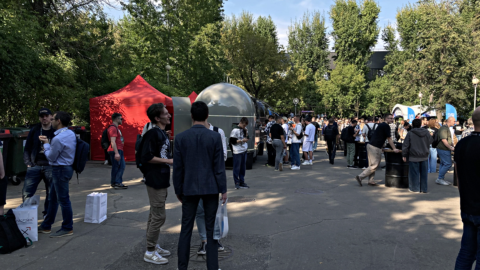 Фуд-корт и зона активностей на улице Фуд-корт и зона активностей на улице