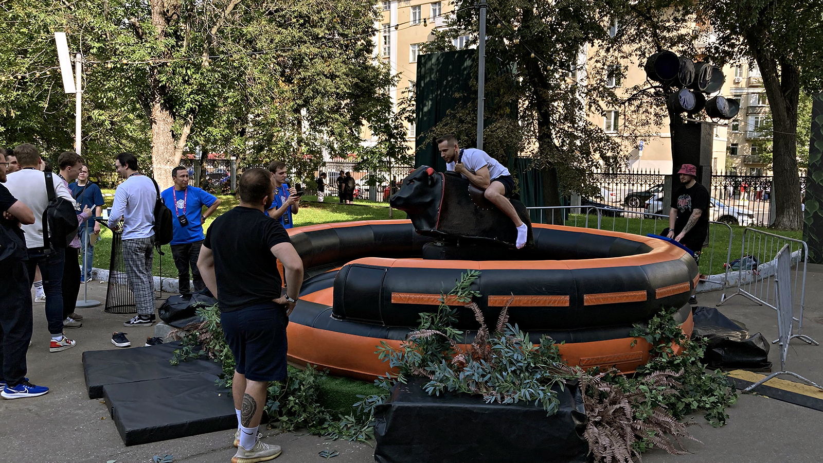 Очередной смельчак пытается подчинить своей воле механического скота Очередной смельчак пытается подчинить своей воле механического скота